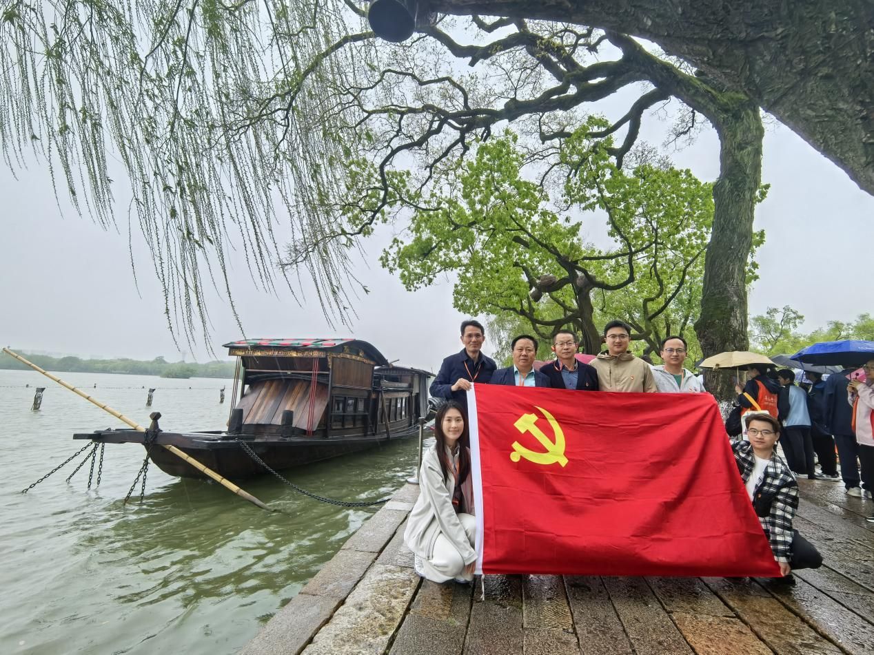 伟德国际victor1946党委组织开展主题党日活动